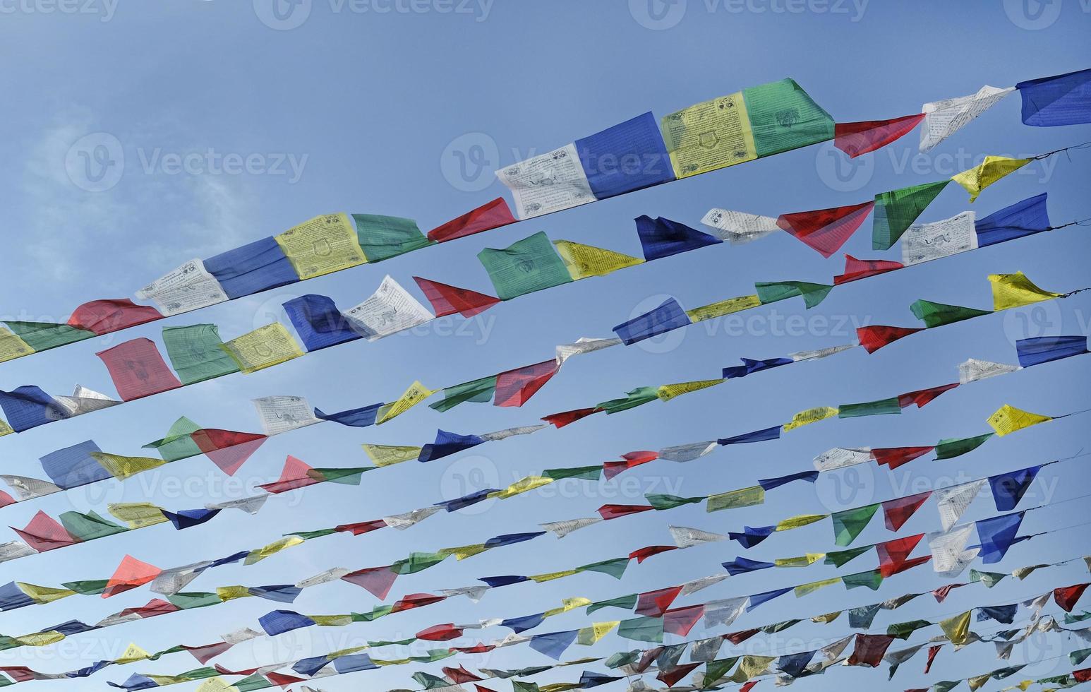 bandeiras de oração tibetanas voando ao vento em um dia ensolarado foto