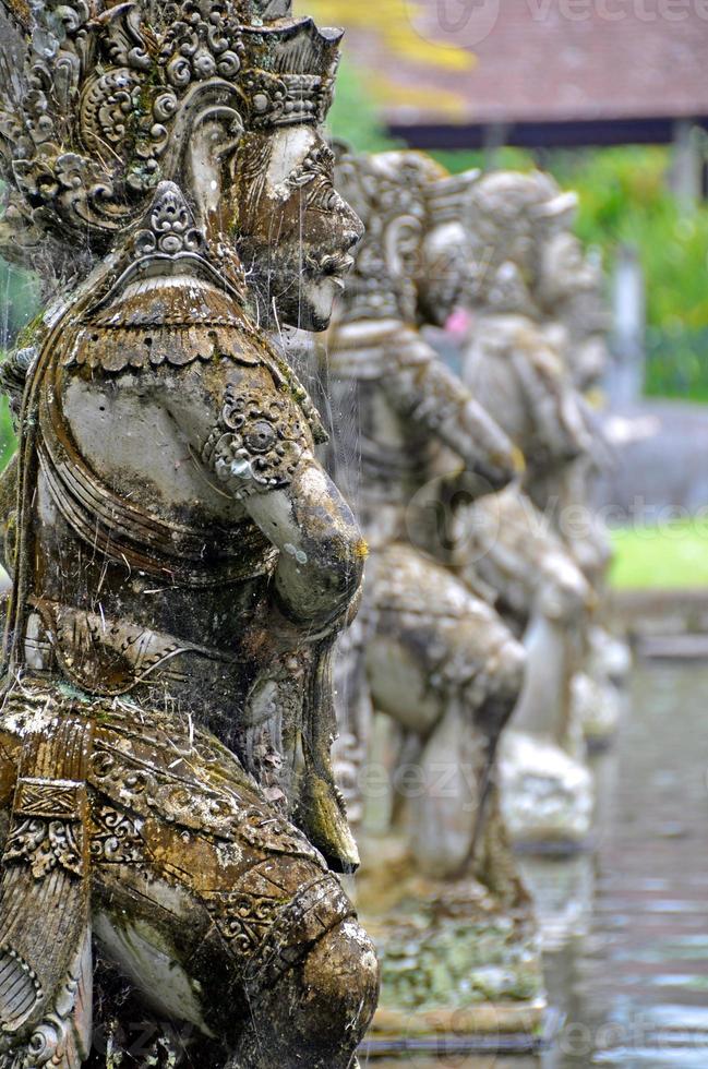 linha de esculturas de pedra no palácio da água de tirtagangga foto