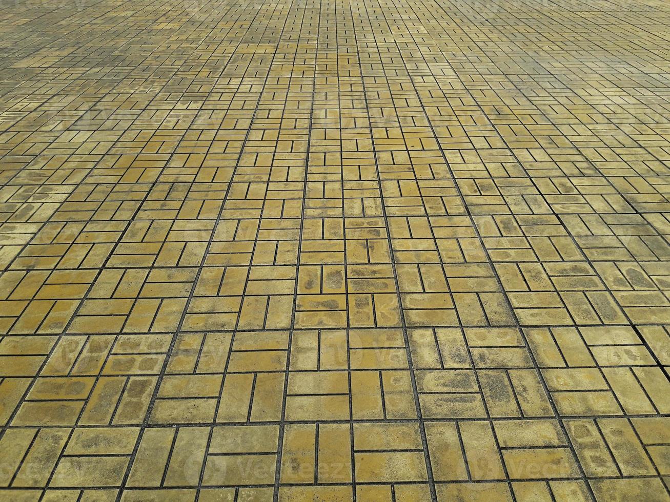 o padrão de azulejos no chão estrada de paralelepípedos amarelo foto