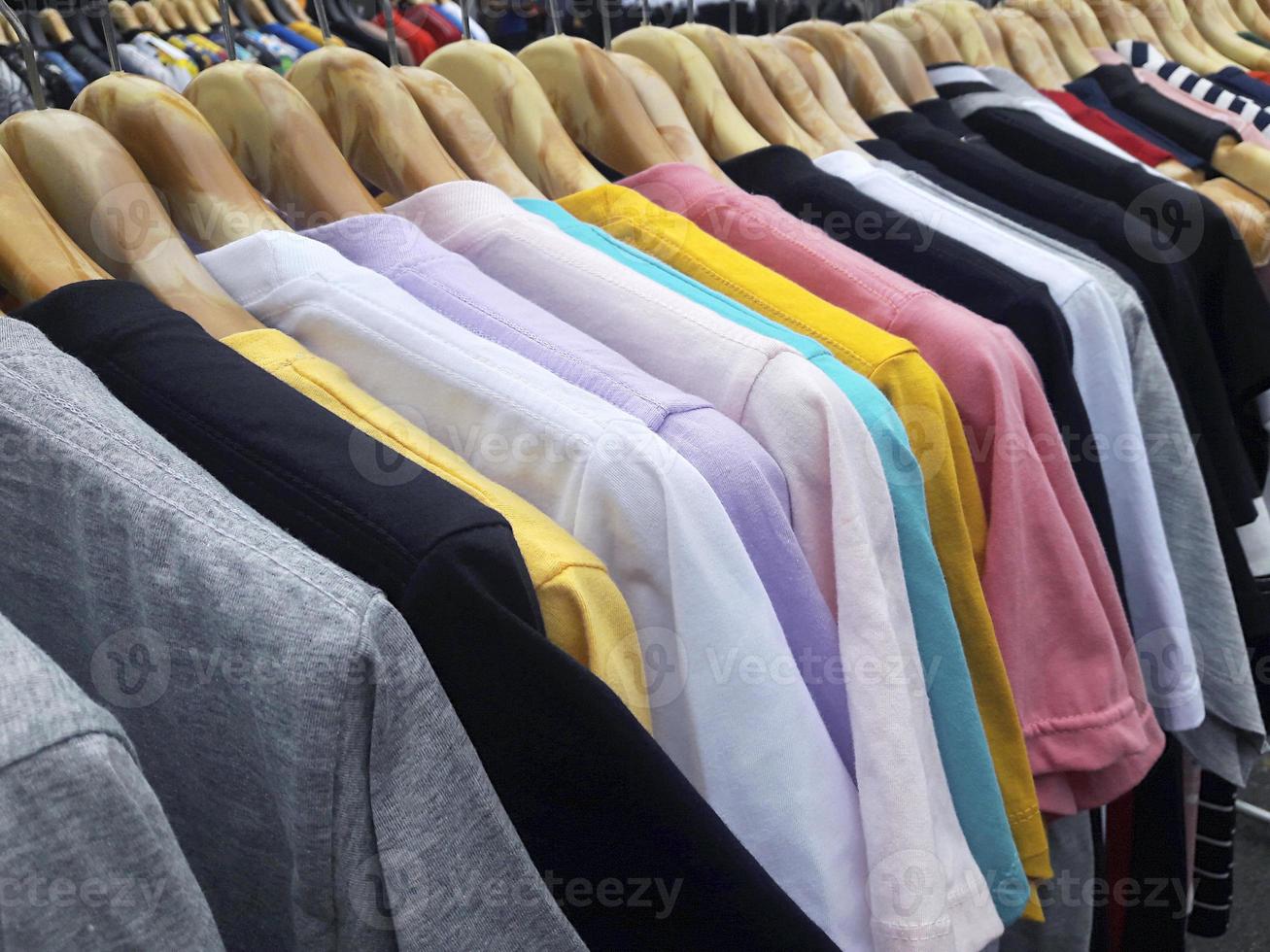 roupas novas coloridas em uma loja de loja foto