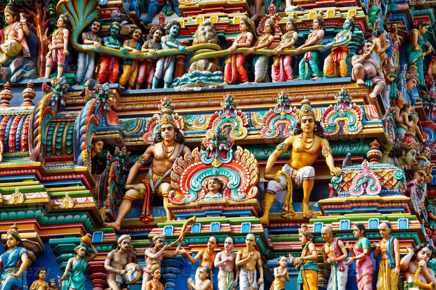 torre colorida de gopuram do templo hindu foto