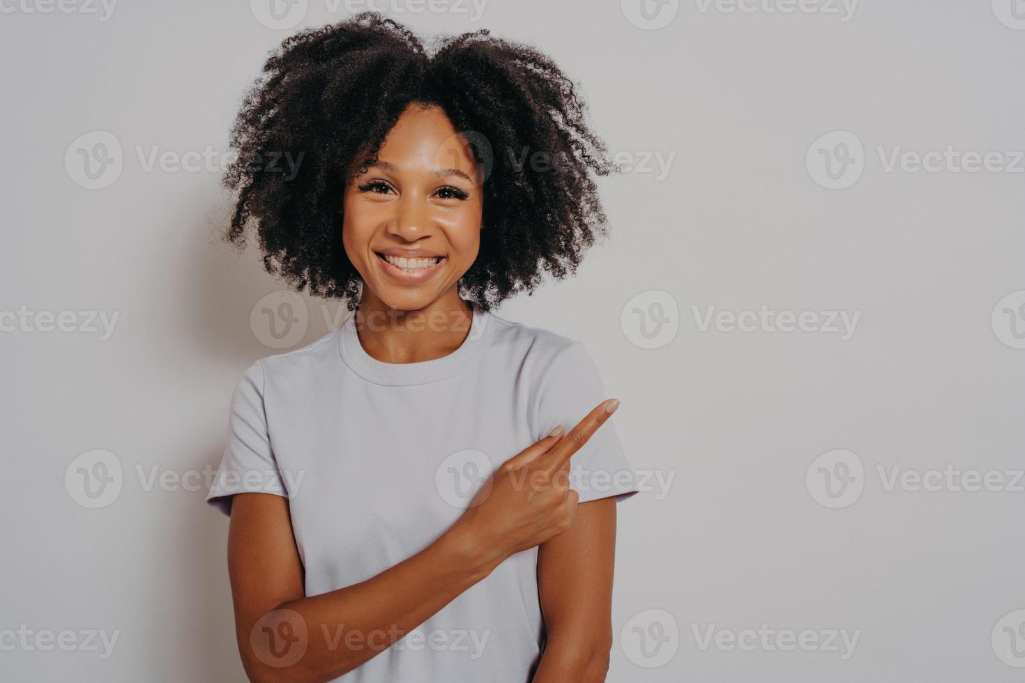 Sorriso relaxado e retrato de menina negra e tablet no chão da