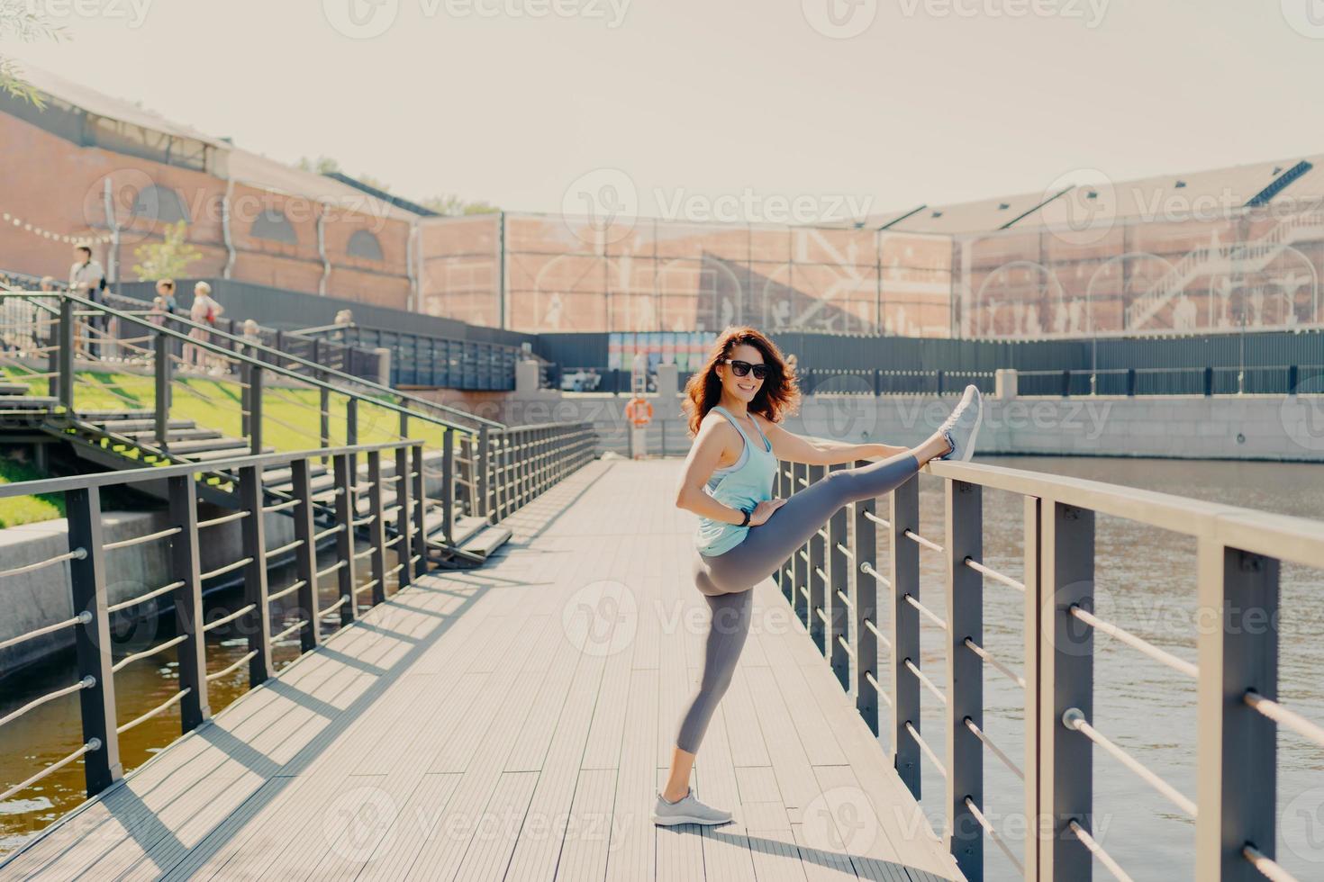 foto ao ar livre da mulher desportiva esbelta envolvida em