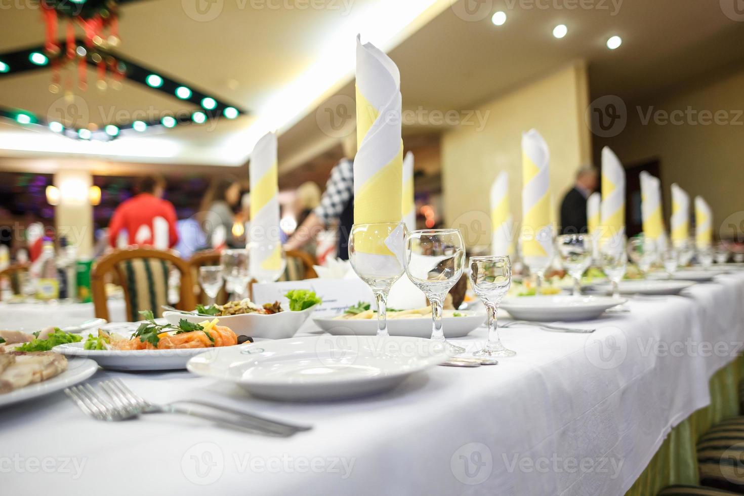 vista do servido para a mesa de jantar de casamento decorada. foto