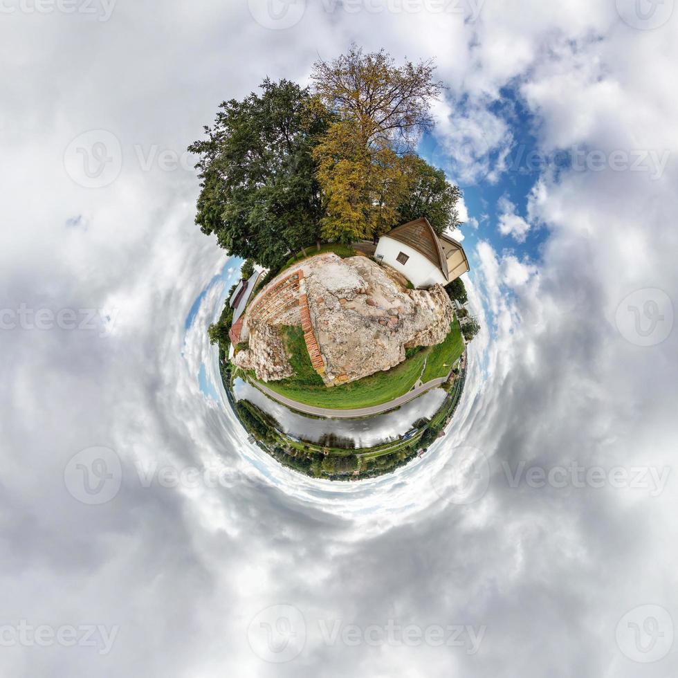 pequeno planeta. vista aérea esférica na floresta perto de casa de férias em bom dia com nuvens agradáveis foto