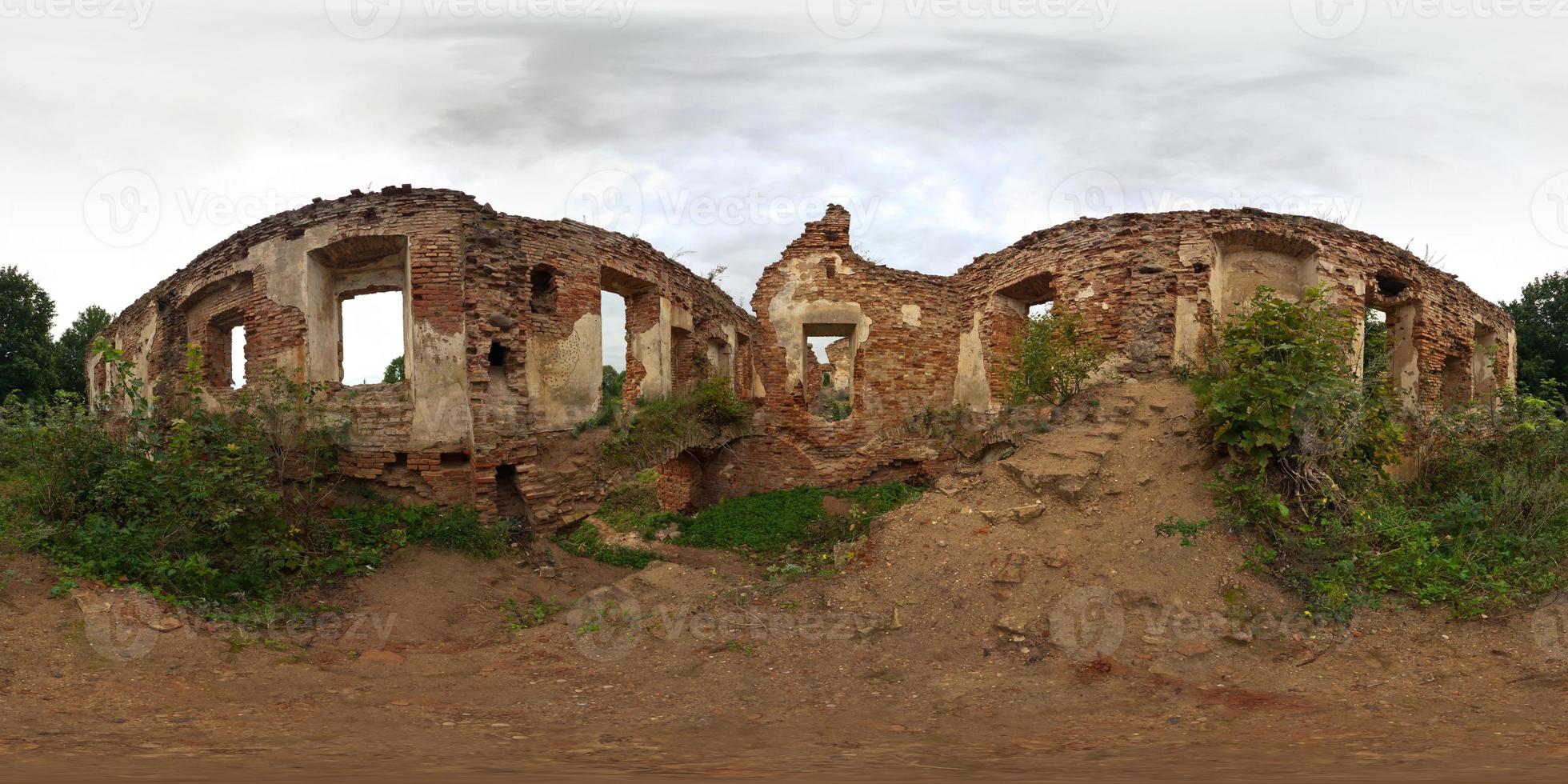 panorama completo de 360 graus em projeção esférica equirretangular arruinou o antigo castelo medieval, conteúdo vr foto