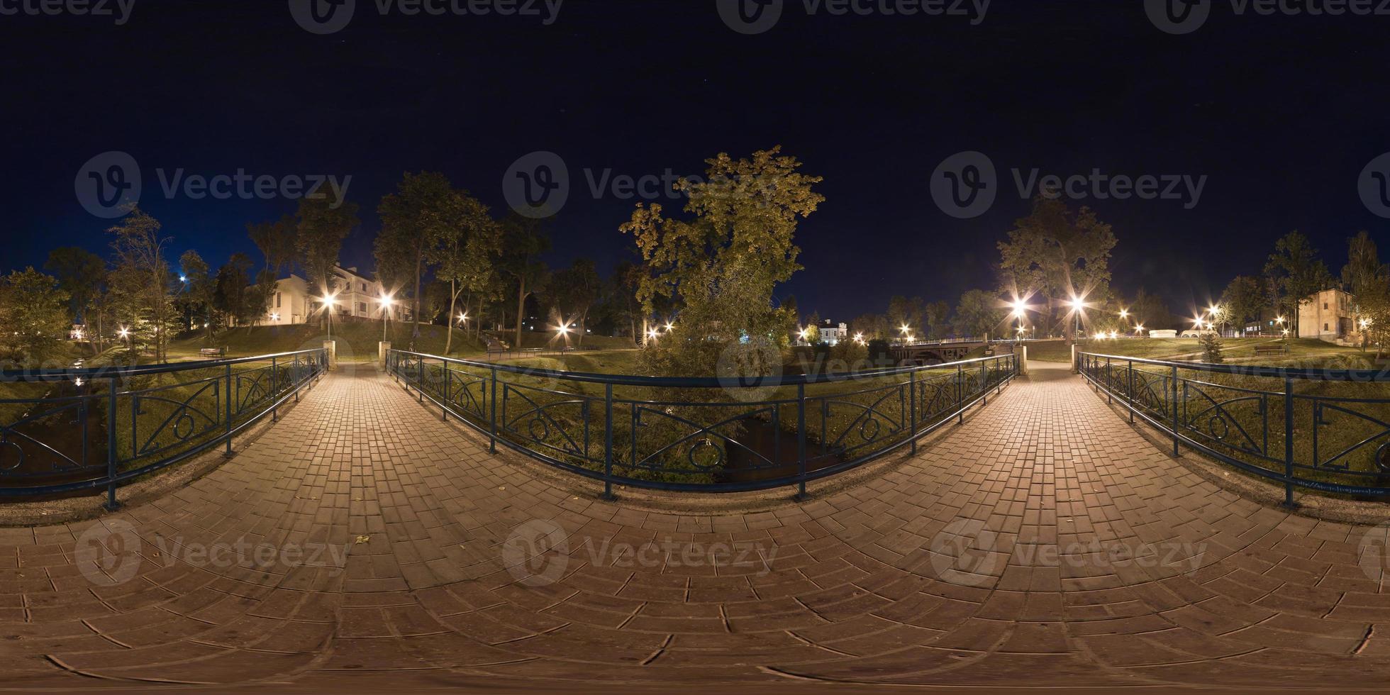 panorama esférico completo de 360 por 180 graus em projeção equidistante equirretangular, panorama do parque noturno foto