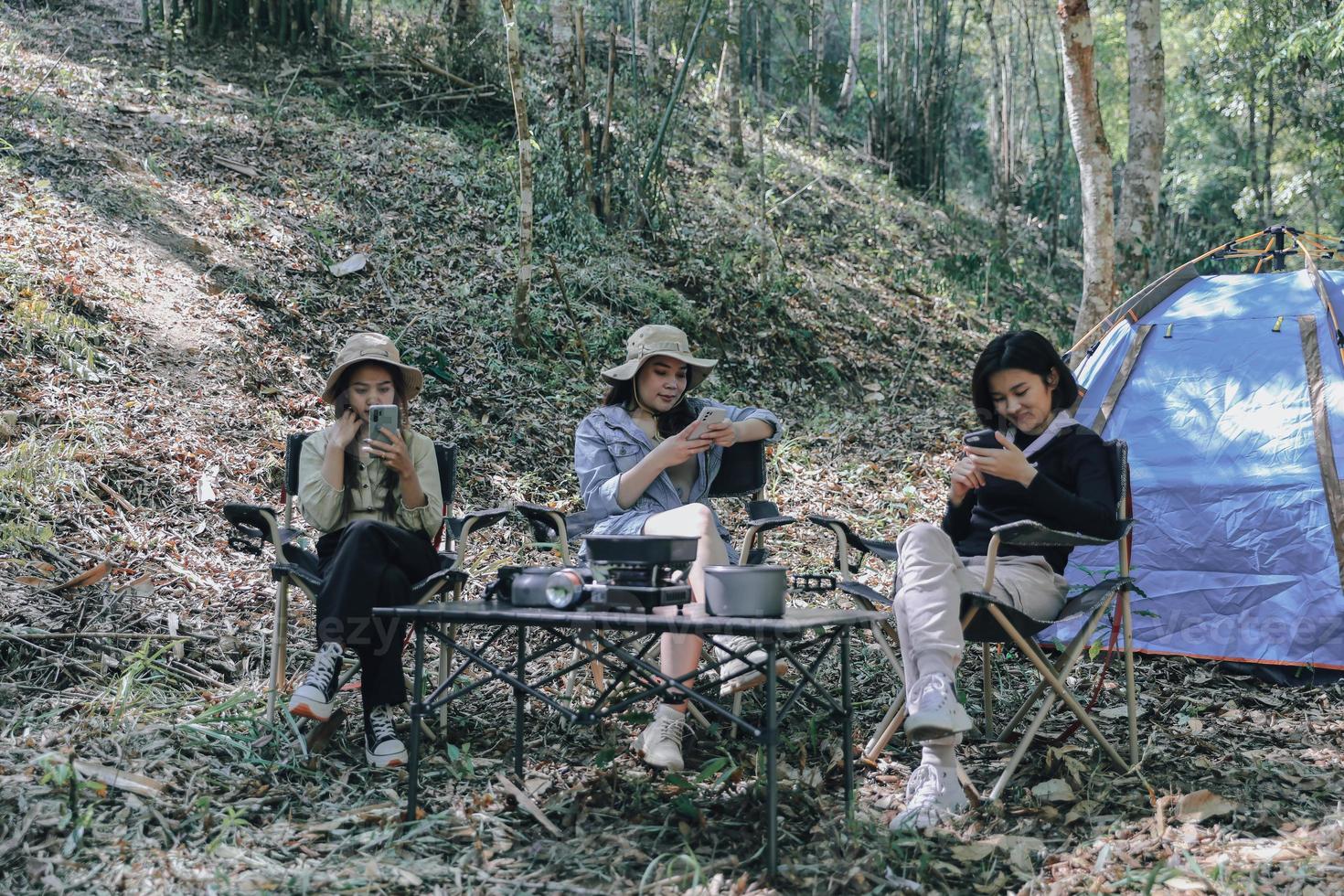 acampamento de barraca de acampamento na natureza amigos felizes foto