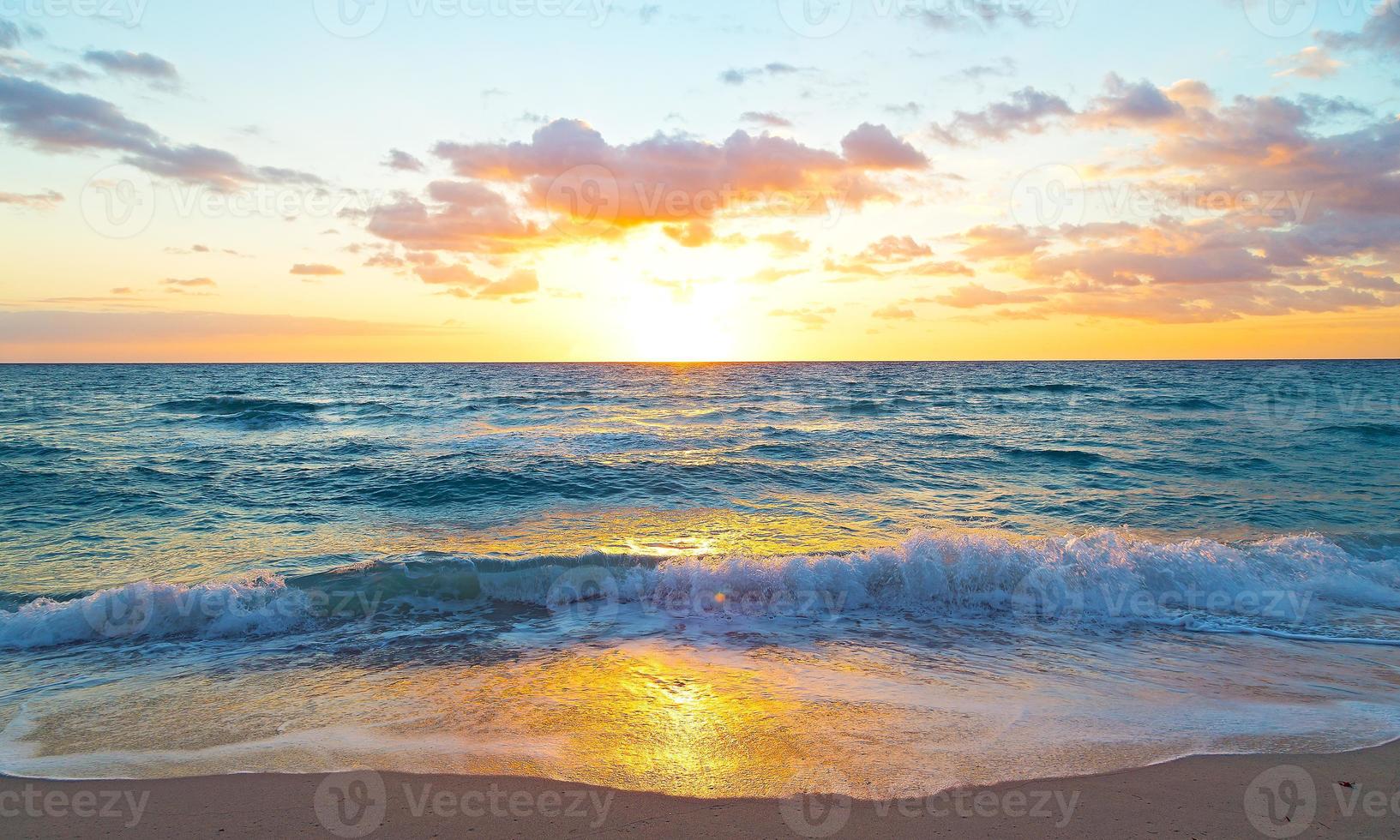 nascer do sol sobre o oceano em miami beach, flórida. foto