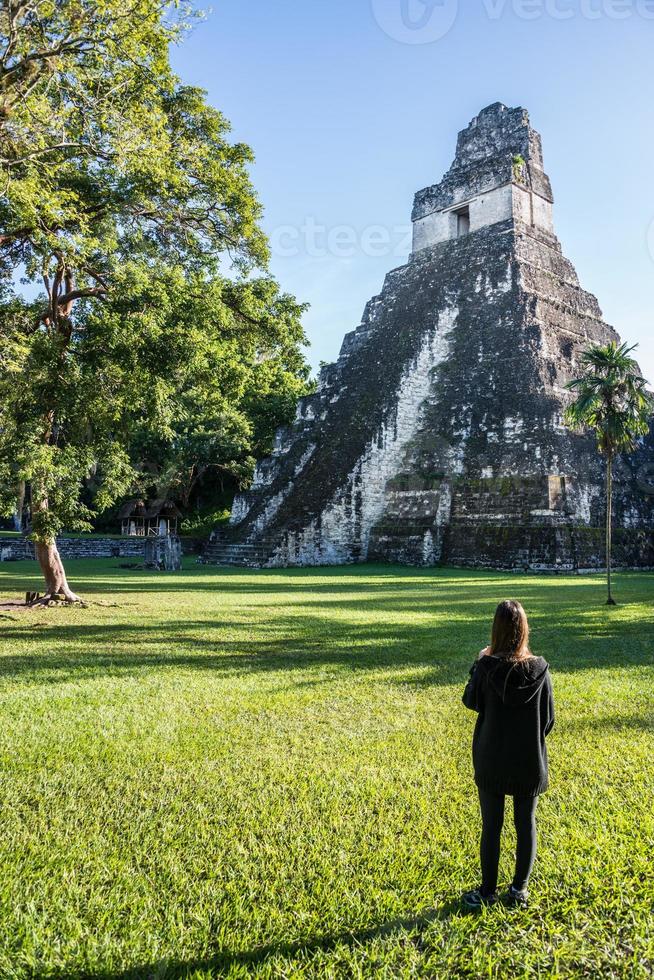 jovem contemplando ruínas maias em tikal, parque nacional. tr foto