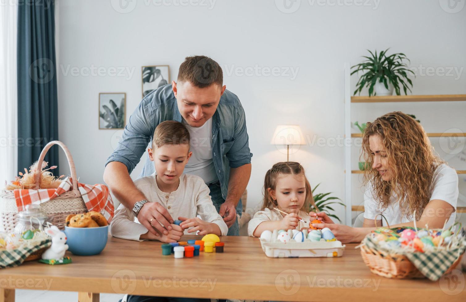 quatro pessoas. família feliz comemorando as férias da páscoa juntos foto