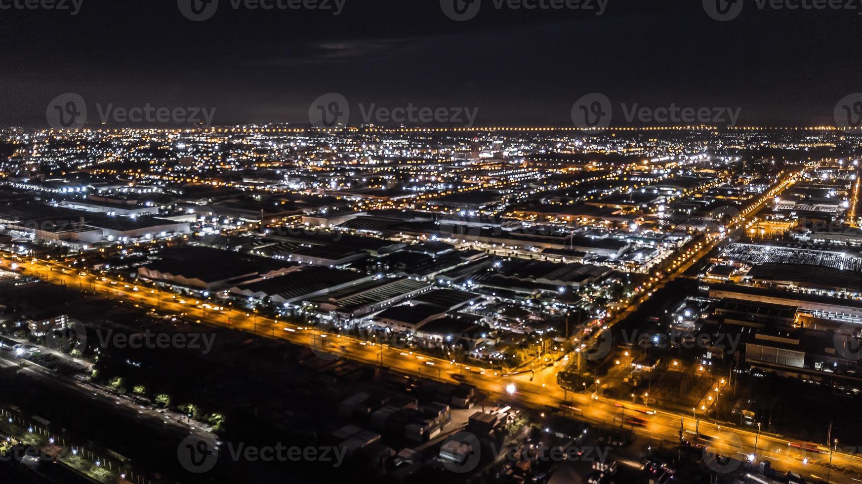 uma vista aérea do parque industrial à noite foto