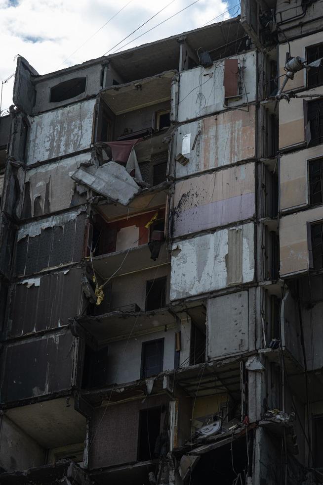 kharkiv, ucrânia - 04 de maio de 2022. edifício residencial destruído, bombardeado e queimado após mísseis russos em kharkiv ucrânia. famoso edifício na rua natalia uzhviy. foco seletivo. foto