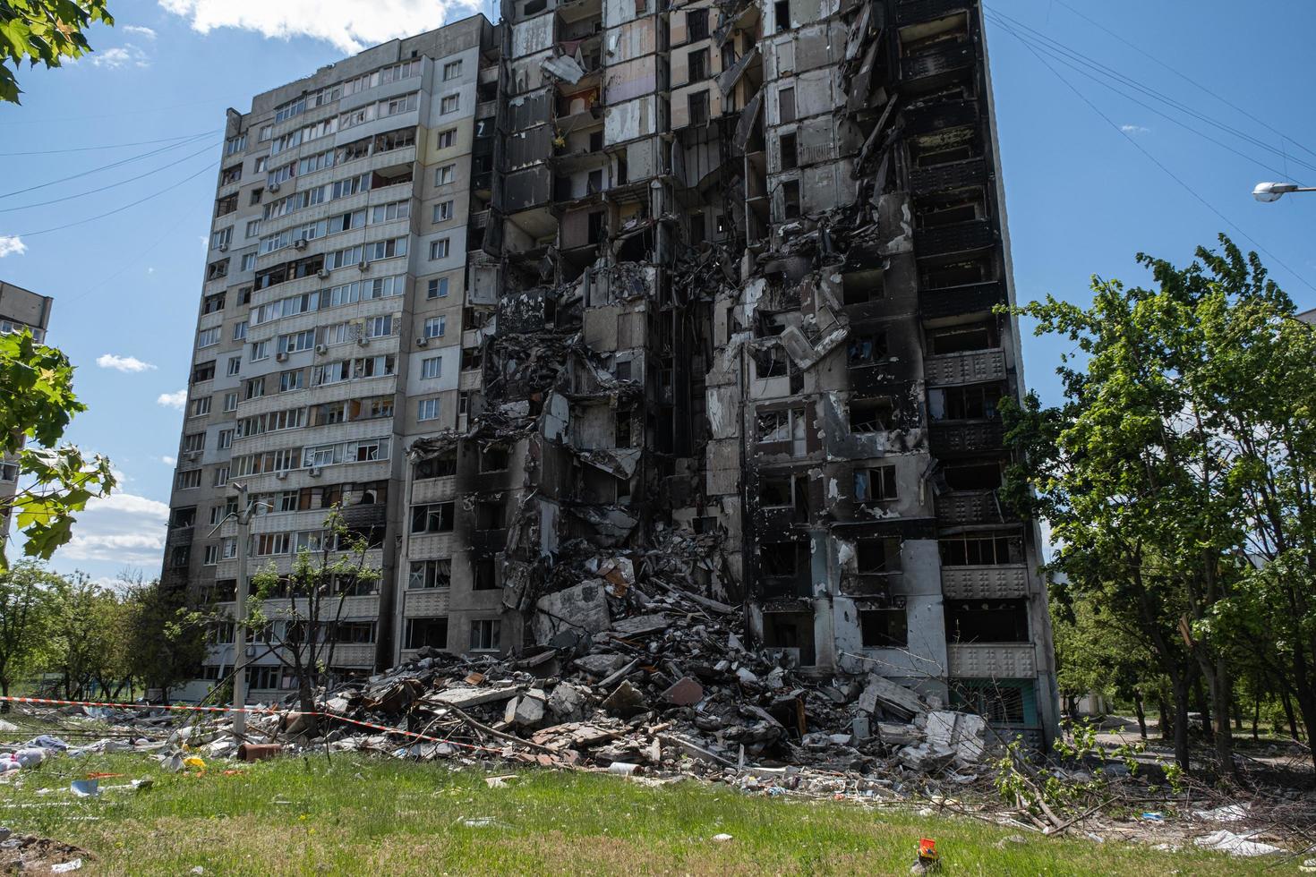 kharkiv, ucrânia - 04 de maio de 2022. guerra na ucrânia 2022. edifício residencial destruído, bombardeado e queimado após mísseis russos em kharkov, ucrânia. famoso edifício na rua natalia uzhviy. foto