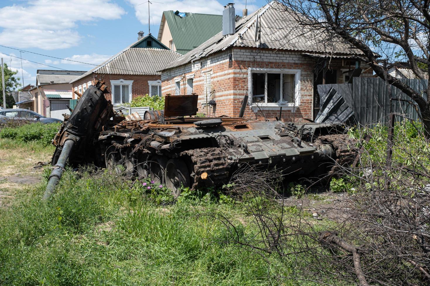 Kharkiv, Ucrânia - 04 de maio de 2022. um tanque russo queimado perto de um prédio residencial. guerra na ucrânia 2022. mísseis russos na zona rural de kharkiv, ucrânia. agressão russa. ataque russo na ucrânia. foto