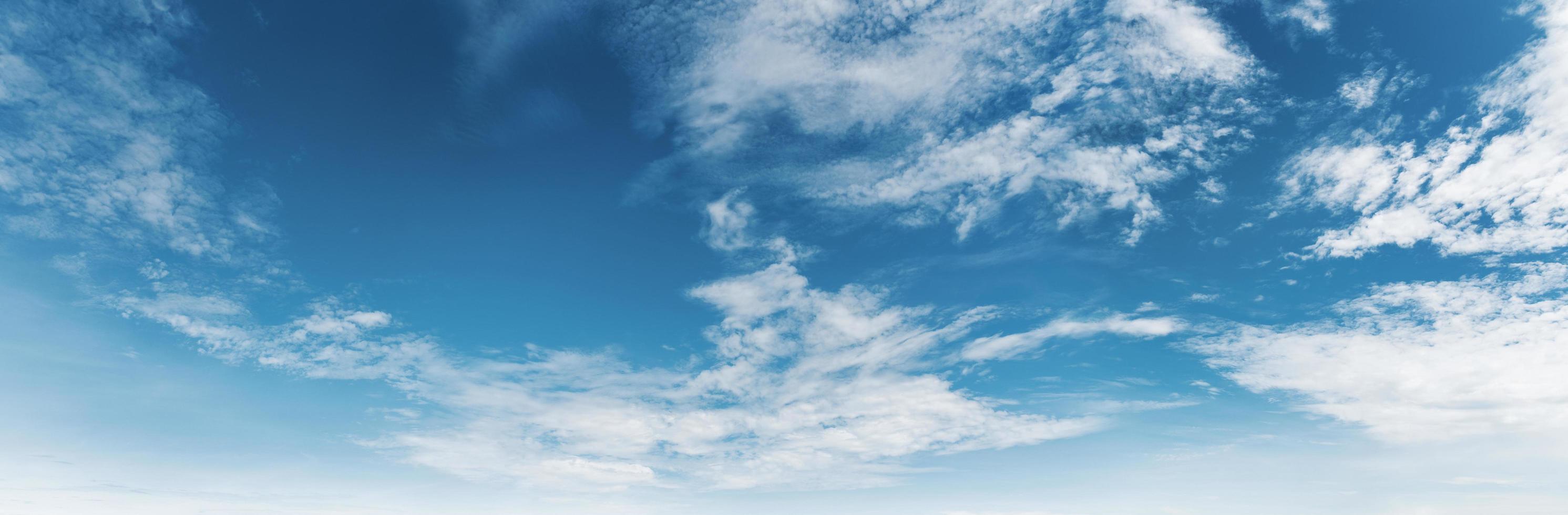 lindo céu azul com nuvem branca no nascer do sol foto