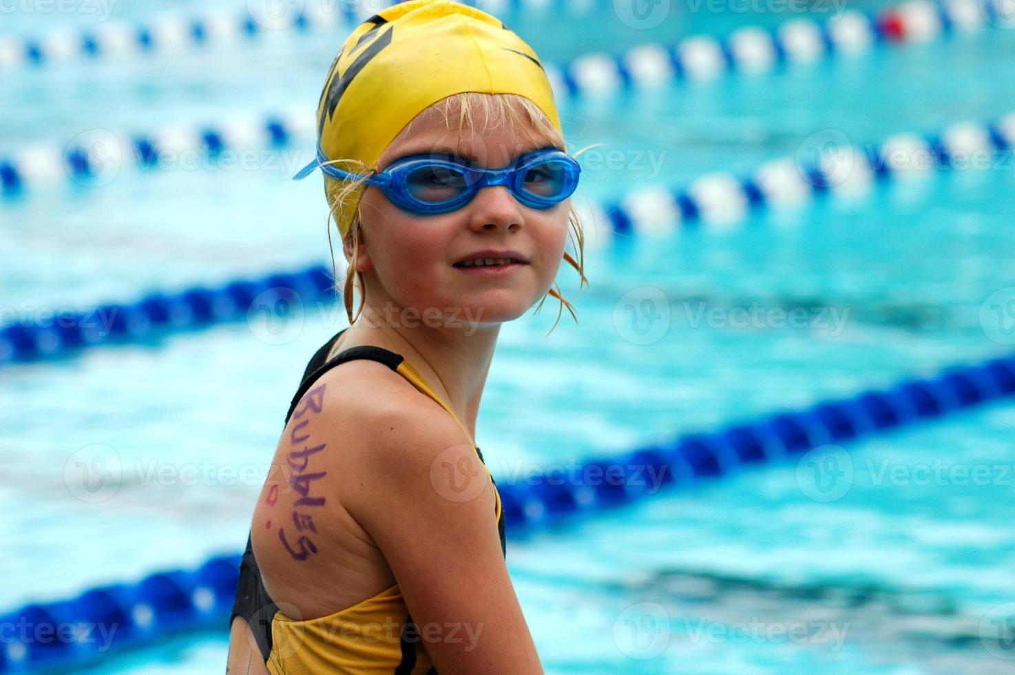 jovem nadador no encontro de natação foto