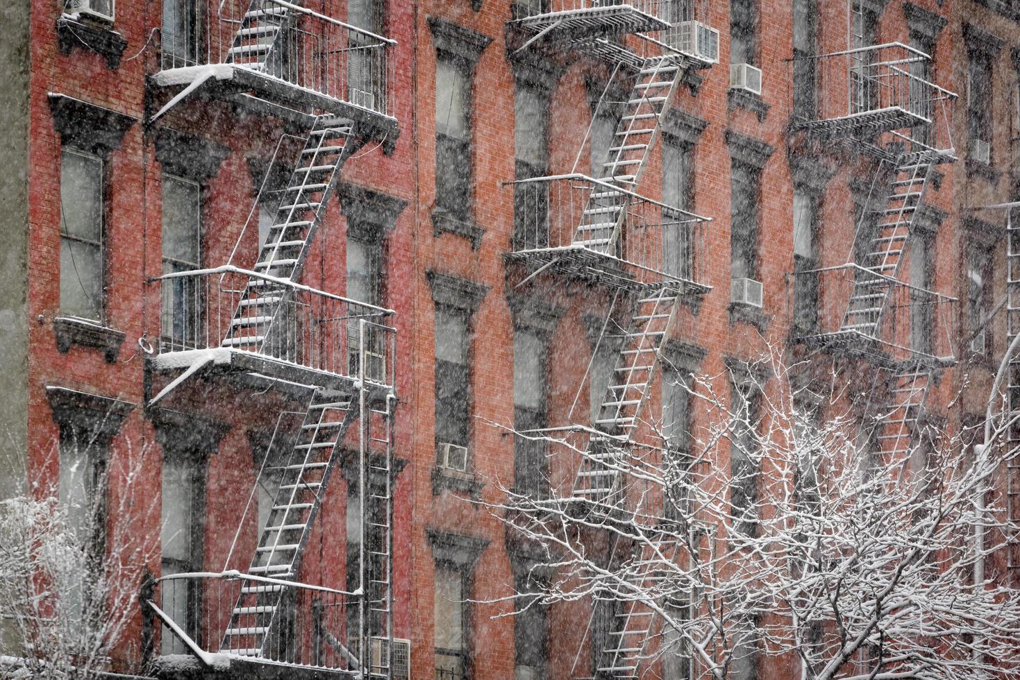 fachada do edifício de tijolo de chelsea durante tempestade de neve, cidade de Nova york foto