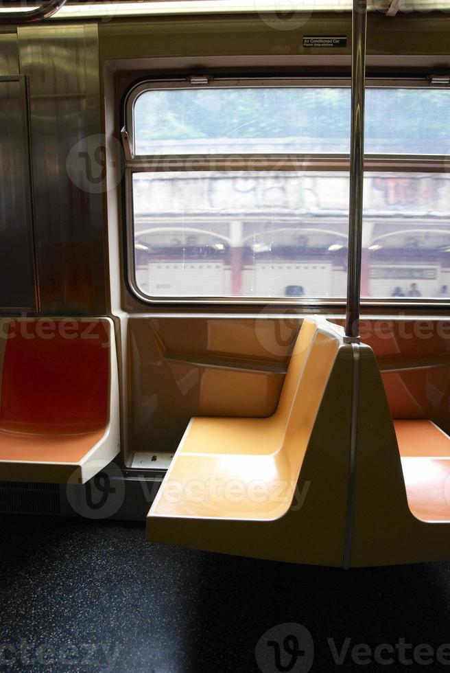 assentos vazios do metrô de Nova York foto