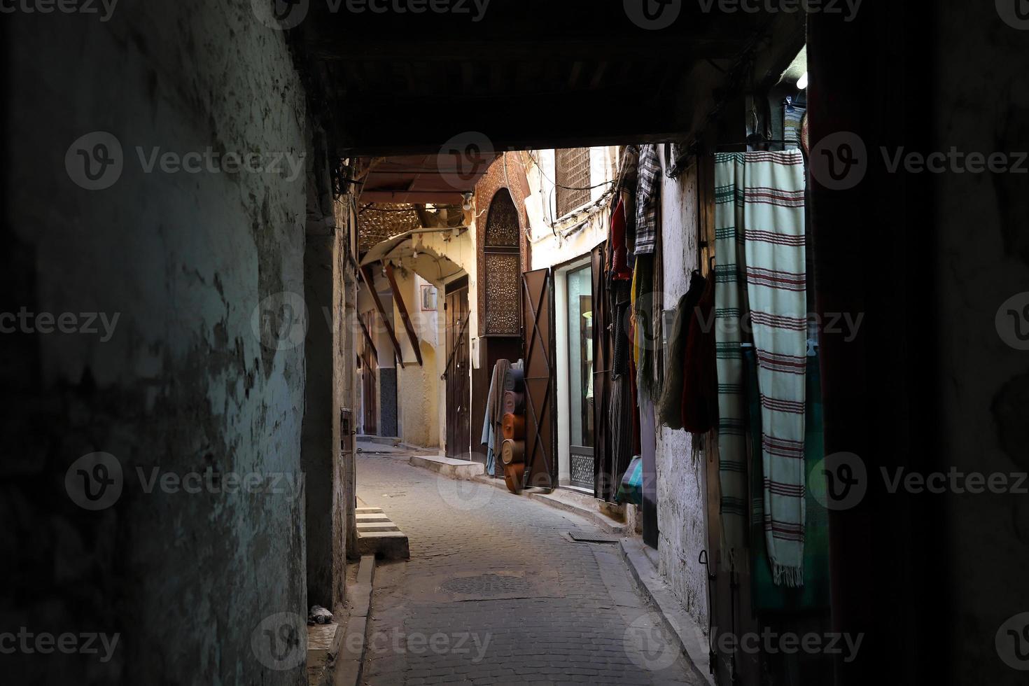 rua em fez, marrocos foto