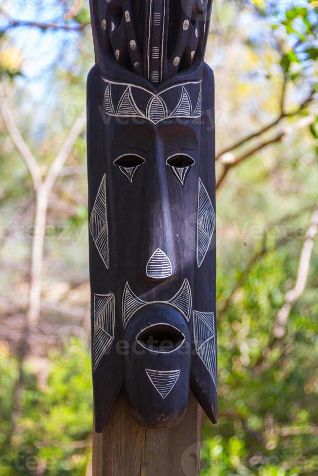 máscaras africanas esculturas de madeira totem foto
