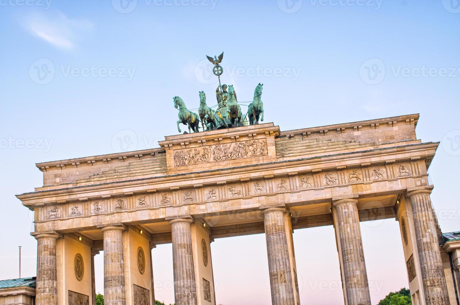 estátua no portão de brandemburgo, berlim, alemanha foto