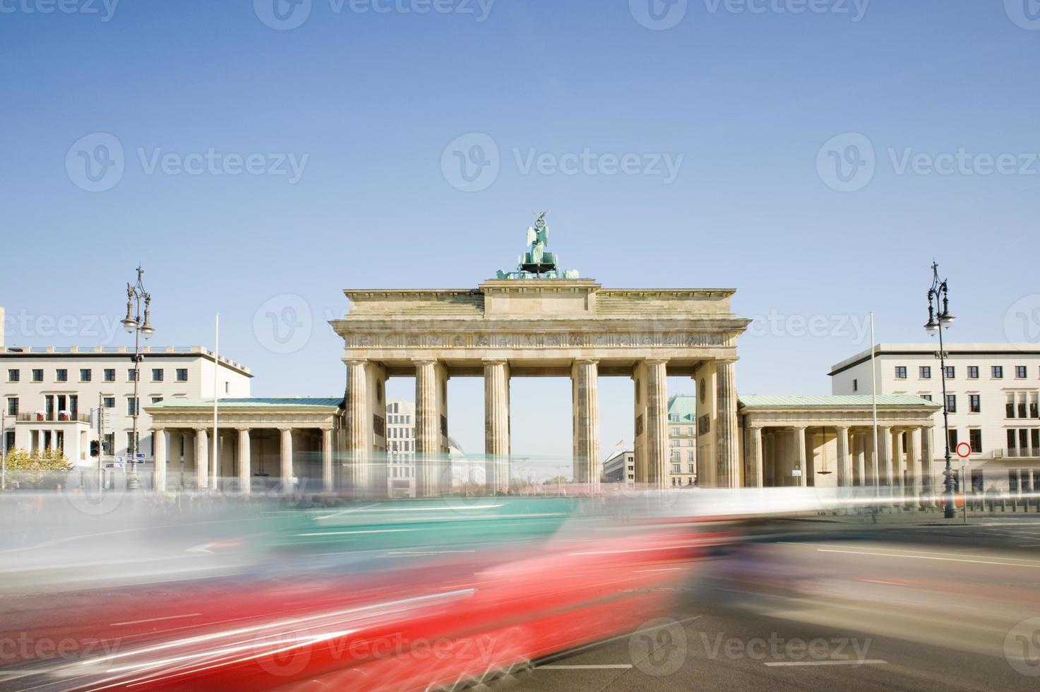 portão de Brandemburgo, em Berlim, com a passagem de tráfego Alemanha foto