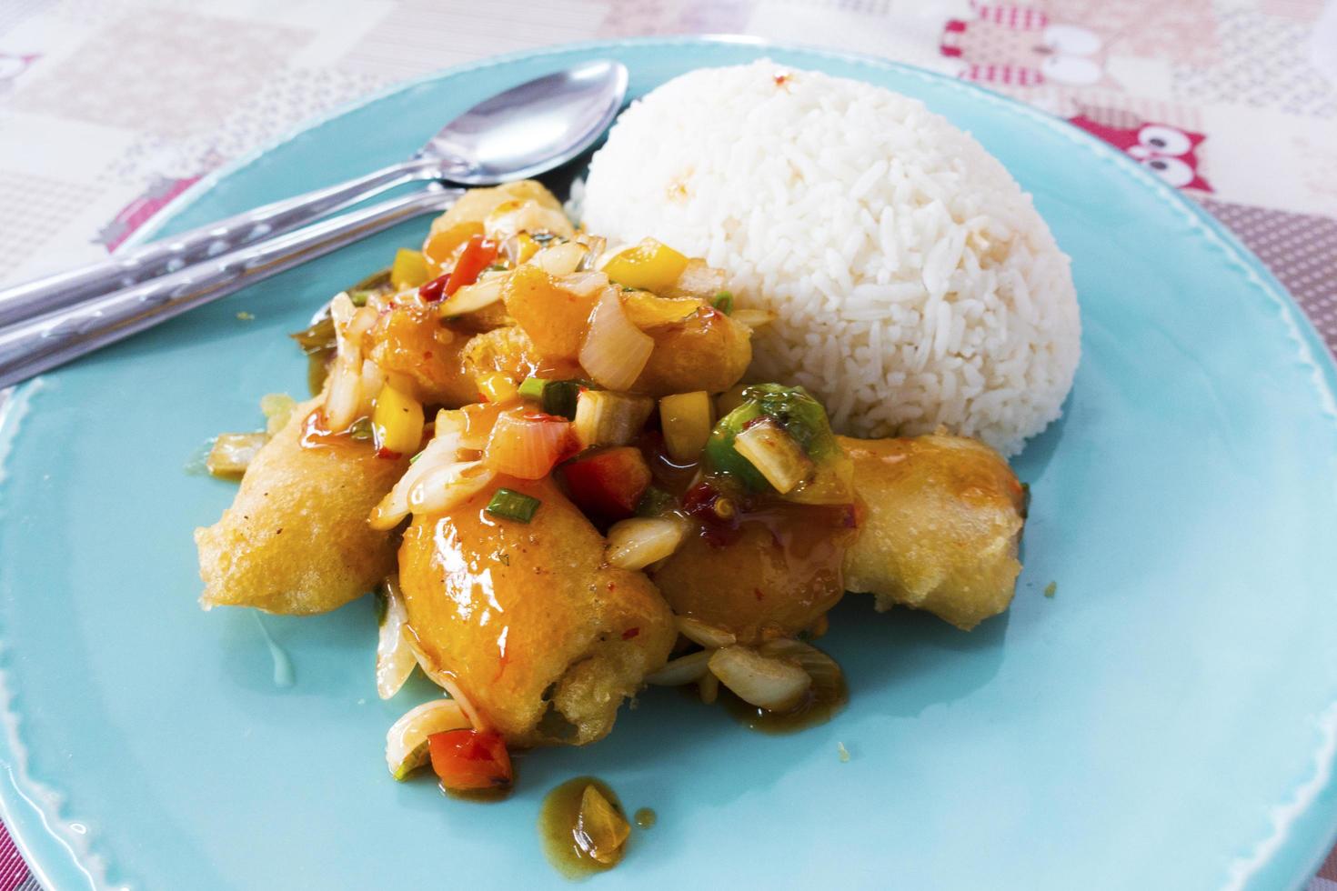 arroz com peixe frito em molho agridoce foto