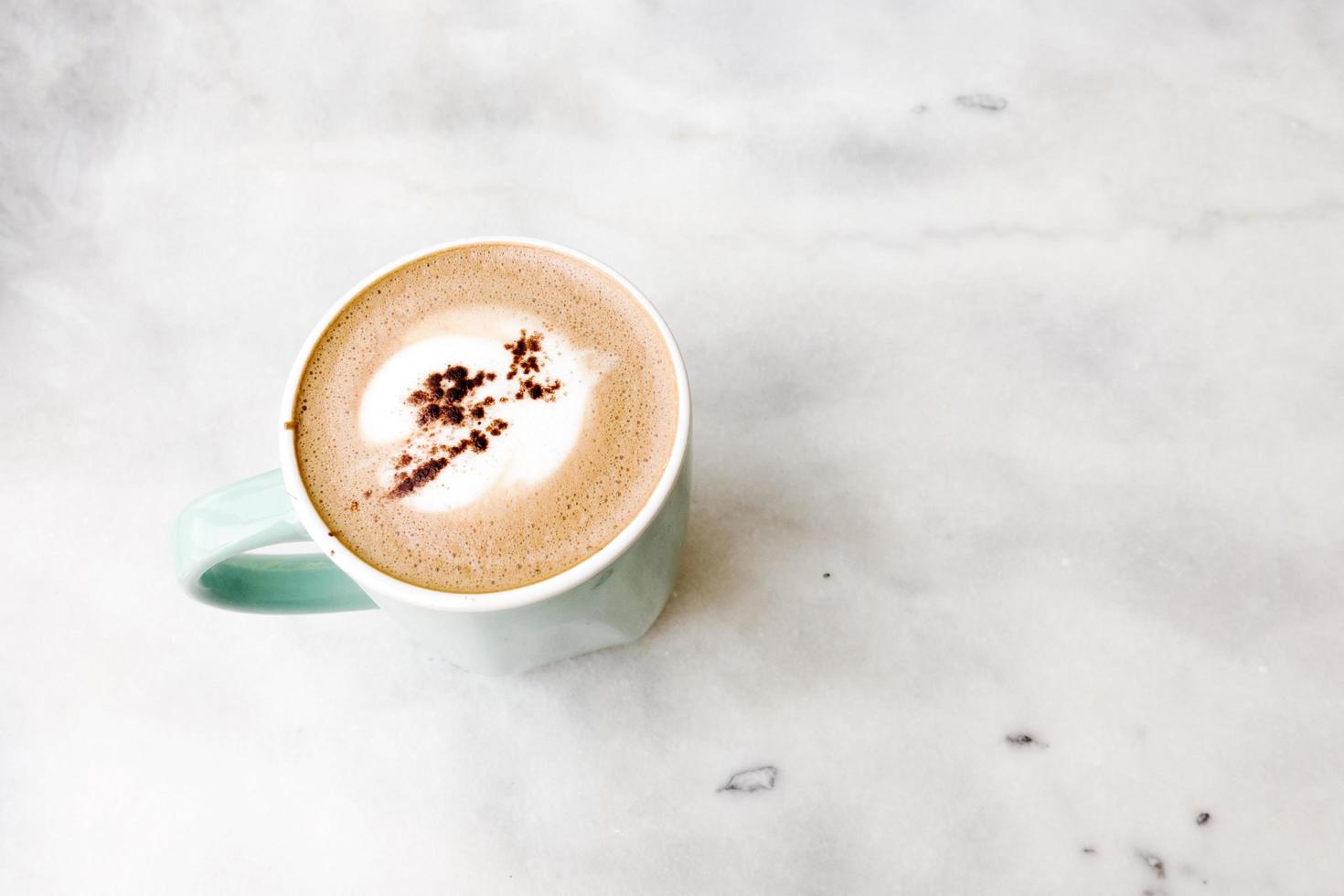 café mocha em uma mesa de mármore. foto