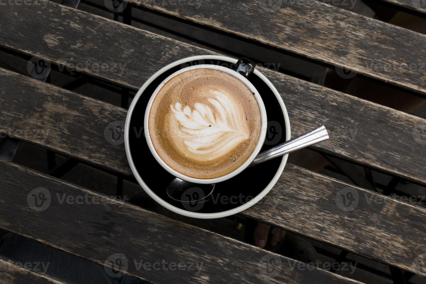 café com leite quente na mesa de madeira velha foto