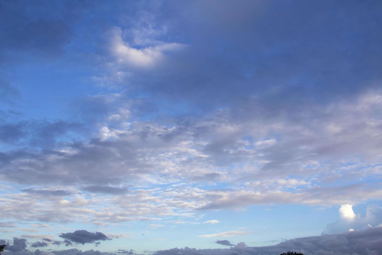 muitas nuvens - muitas cores antes que o sol se ponha. a atmosfera era assustadora como se as tempestades de verão e as fortes chuvas estivessem prestes a acontecer. foto