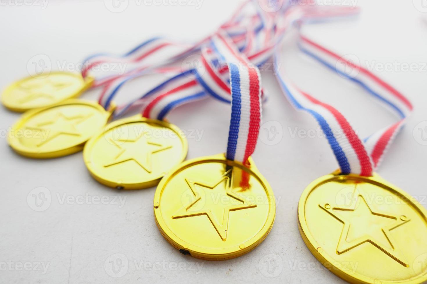 troféu de primeiro lugar contra fundo amarelo foto