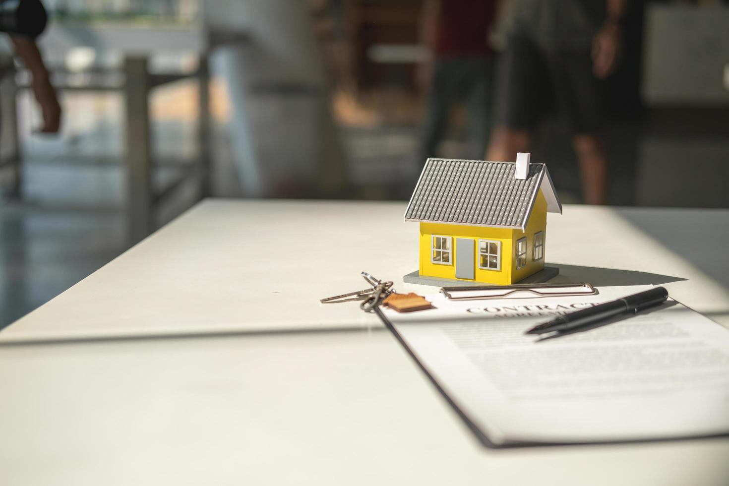 contador, empresário, agente imobiliário exemplo de casa e chaves da casa junto com o documento de cálculo de juros da casa para o cliente assinar. foto