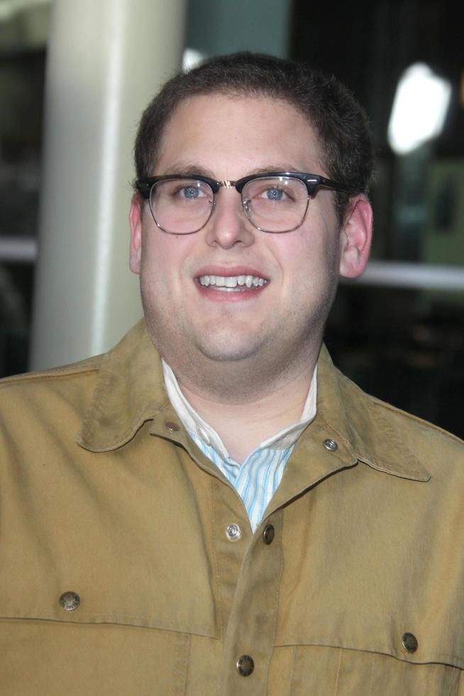 los angeles, 22 de março - jonah hill chega na estréia da cerimônia no arclight theatre em 22 de março de 2011 em los angeles, ca foto