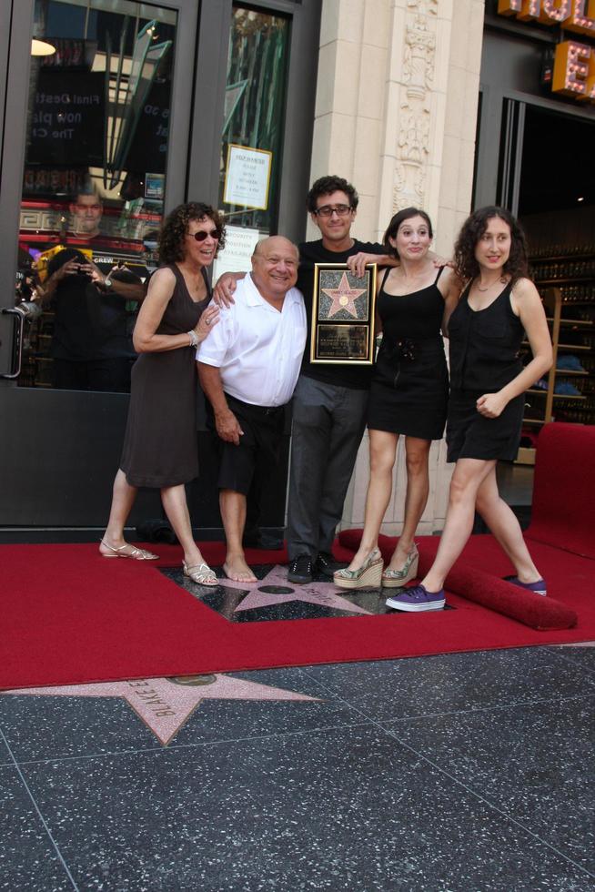 los angeles, 18 de agosto - danny devito, com a esposa rhea perlman, e seus filhos na cerimônia como danny devito recebe uma estrela na calçada da fama de hollywood em 18 de agosto de 2011 em los angeles, ca foto