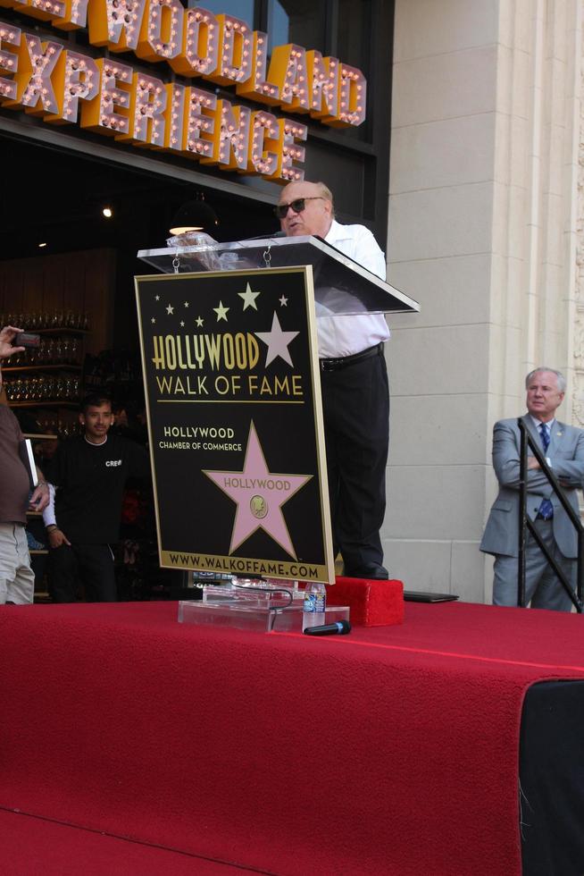 los angeles, 18 de agosto - danny devito na cerimônia como danny devito recebe uma estrela na calçada da fama de hollywood em 18 de agosto de 2011 em los angeles, ca foto