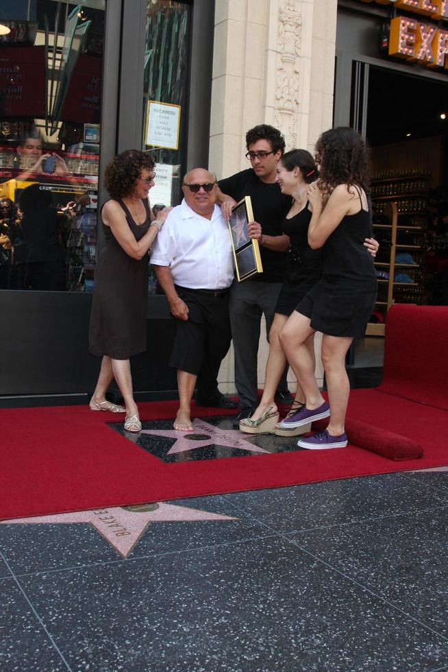 los angeles, 18 de agosto - danny devito, com a esposa rhea perlman, e seus filhos na cerimônia como danny devito recebe uma estrela na calçada da fama de hollywood em 18 de agosto de 2011 em los angeles, ca foto