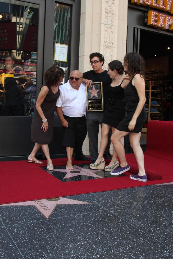 los angeles, 18 de agosto - danny devito, com a esposa rhea perlman, e seus filhos na cerimônia como danny devito recebe uma estrela na calçada da fama de hollywood em 18 de agosto de 2011 em los angeles, ca foto