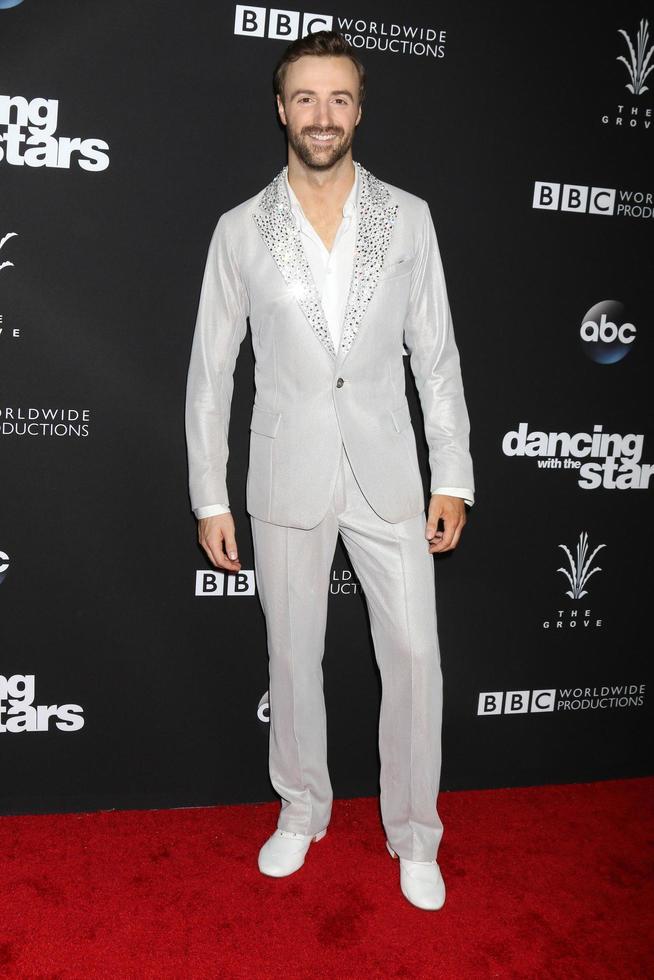 los angeles, 22 de novembro - james hinchcliffe at the dancing with the stars live finale at the grove em 22 de novembro de 2016 em los angeles, ca foto