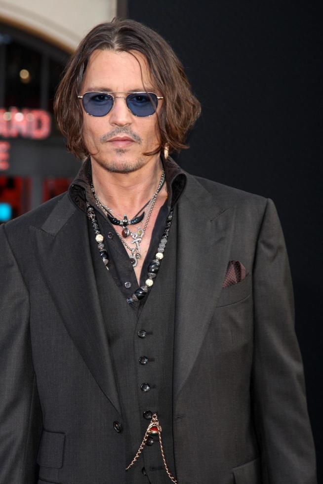 los angeles, 7 de maio - johnny depp chega ao dark shadows, los angeles estréia no teatro chinês graumans em 7 de maio de 2012 em los angeles, ca foto