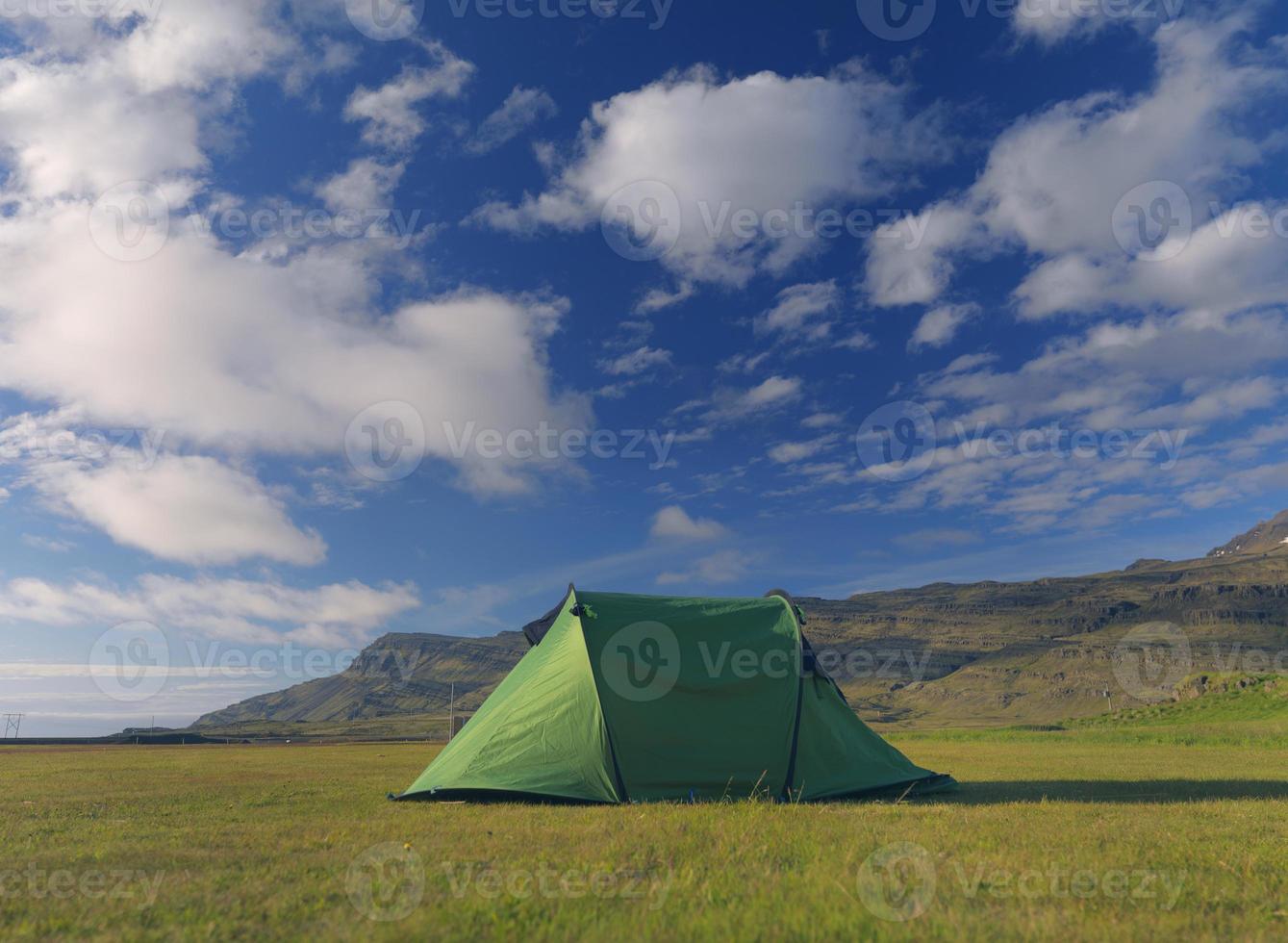 única barraca de acampamento sob tempo claro foto