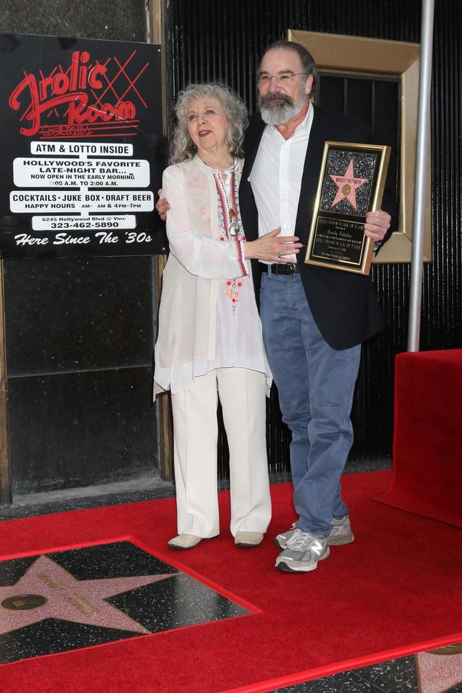 los angeles 12 de fevereiro - kathryn grody, mandy patinkin na cerimônia mandy patinkin star na calçada da fama de hollywood em 12 de fevereiro de 2018 em los angeles, ca foto