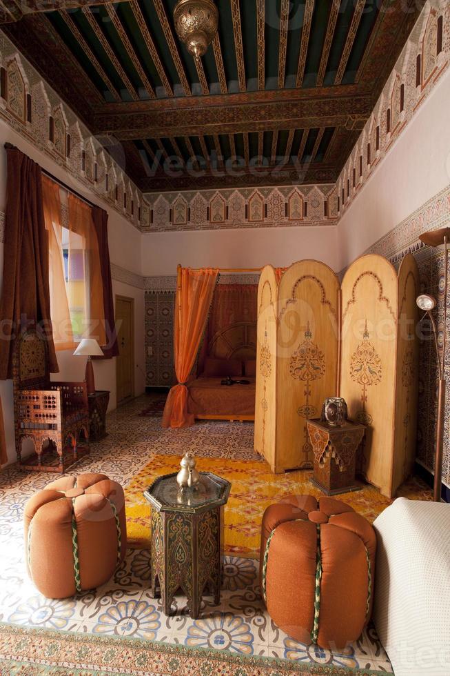 belo quarto árabe autêntico em marrakech marrocos foto