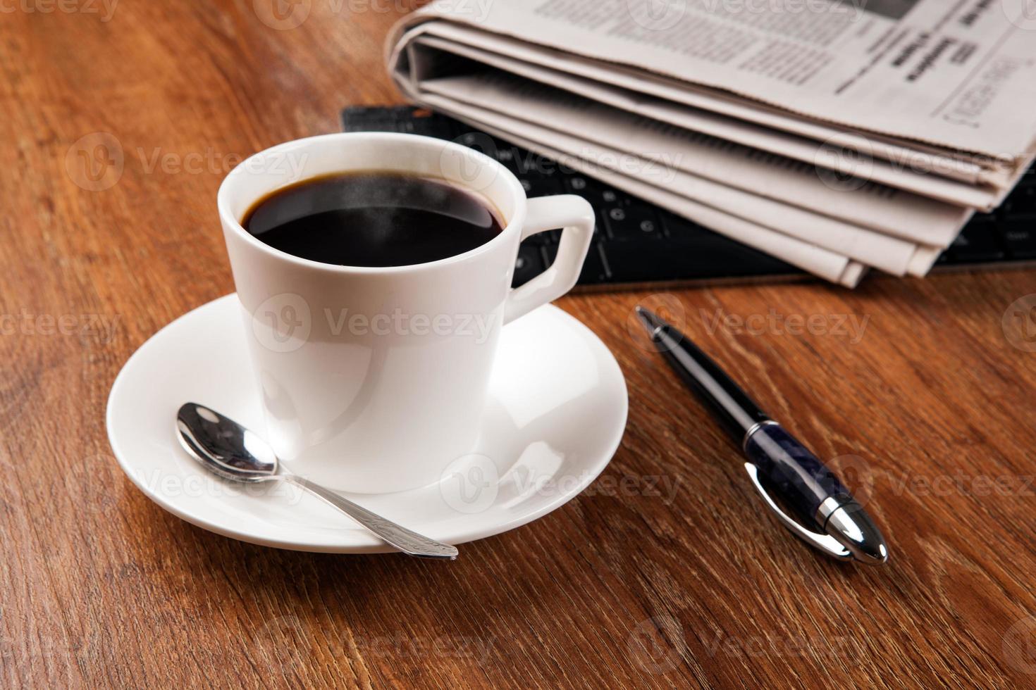 xícara de café e o jornal foto