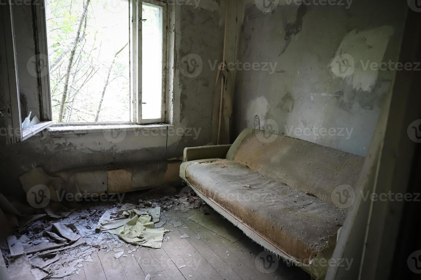 quarto de um edifício na cidade de pripyat, zona de exclusão de chernobyl, ucrânia foto