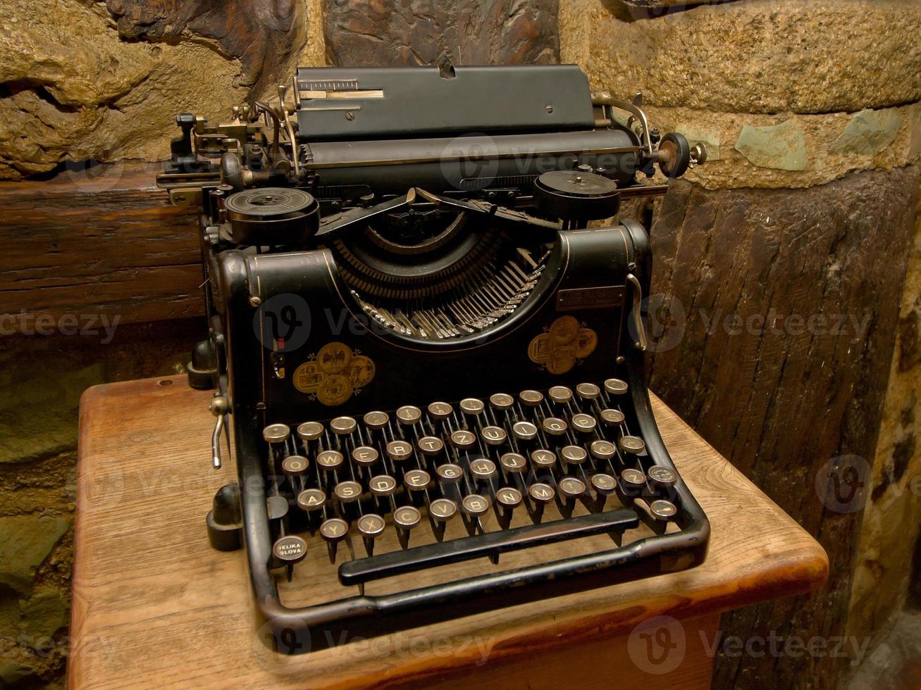 velha máquina de escrever preta foto
