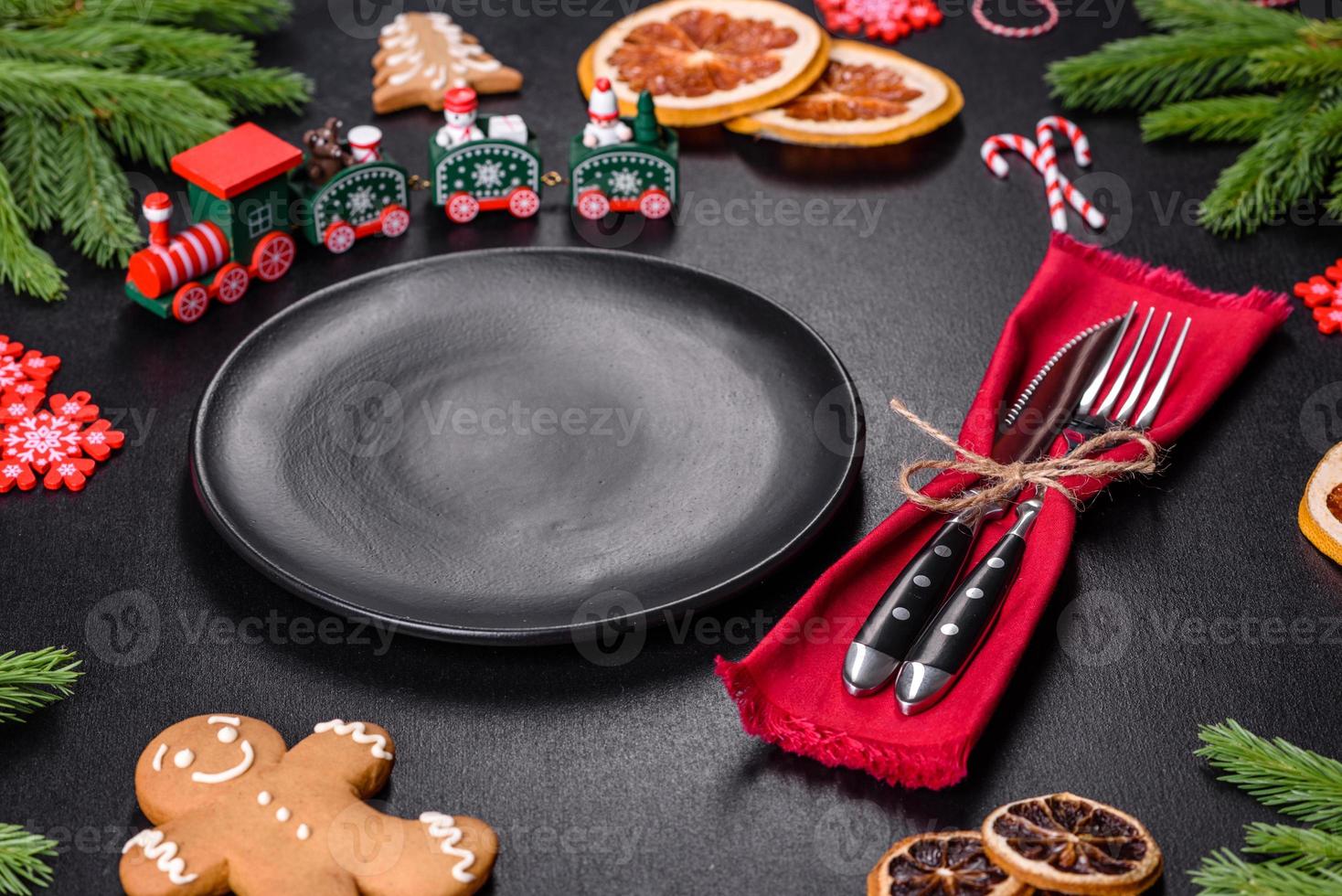 mesa festiva de natal com eletrodomésticos, pães de gengibre, galhos de árvores e árvores cítricas secas foto