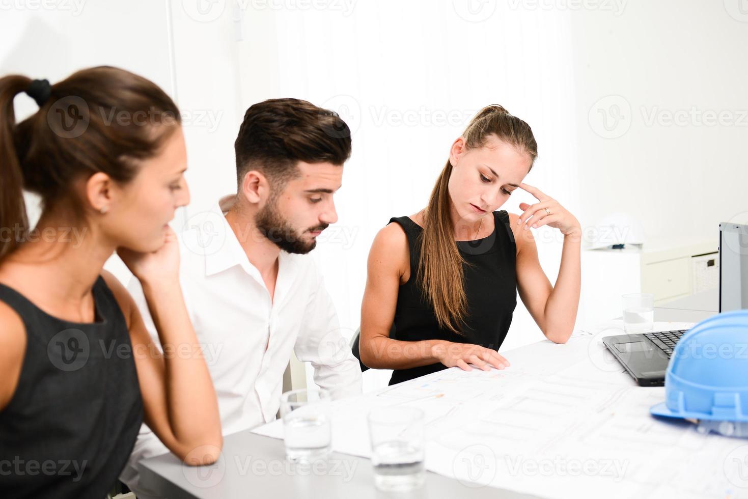 arquiteto de pessoas de negócios, discutindo com planta na sala de reuniões do escritório foto