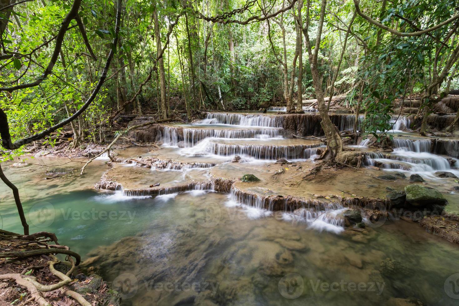 bela cachoeira na tailândia foto
