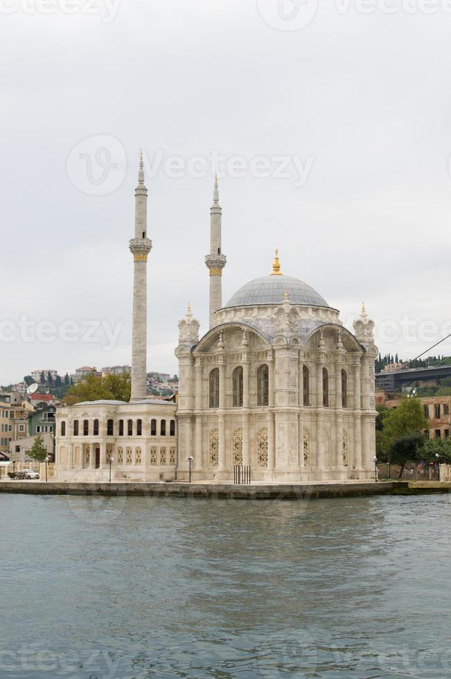 Mesquita Ortakoy e ponte do Bósforo em Istambul, Turquia foto